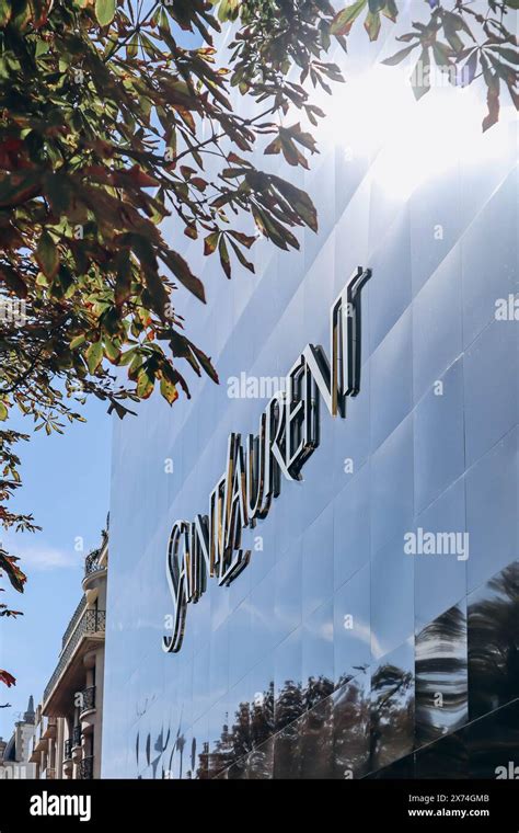 vendeur saint laurent avenue montaigne